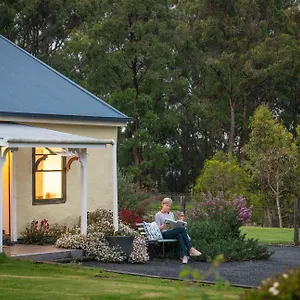 https://straw-house-b-and-b.queenslandhotels.net